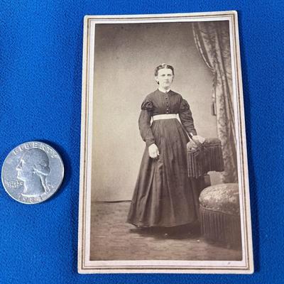 EARLY 1900â€™s STUDIO PHOTO OF WOMAN 