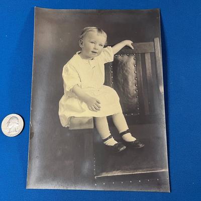 CHARMING VINTAGE PHOTO OF CHILD ON ARTS & CRAFTS CHAIR
