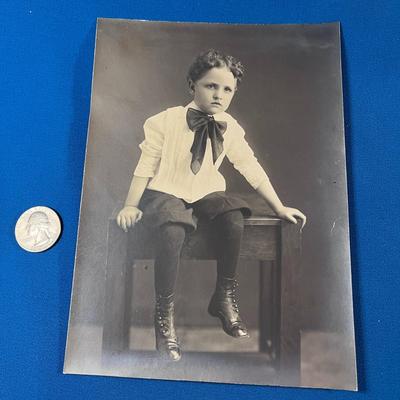 INTERESTING VINTAGE PHOTO OF CHILD SITTING ON TABLE
