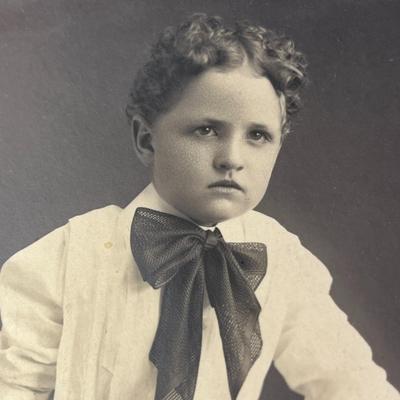 INTERESTING VINTAGE PHOTO OF CHILD SITTING ON TABLE