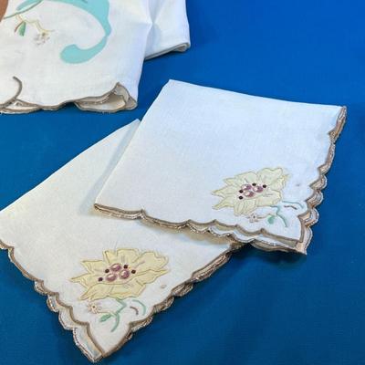 LOVELY VINTAGE EMBROIDERED LINEN TABLE CLOTH AND 2 NAPKINS