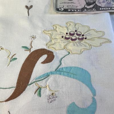 LOVELY VINTAGE EMBROIDERED LINEN TABLE CLOTH AND 2 NAPKINS