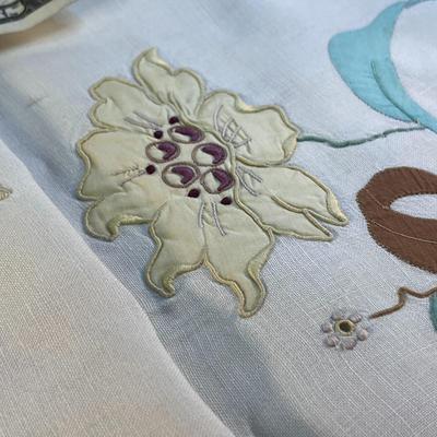 LOVELY VINTAGE EMBROIDERED LINEN TABLE CLOTH AND 2 NAPKINS