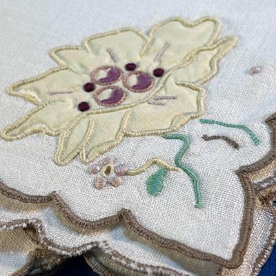 LOVELY VINTAGE EMBROIDERED LINEN TABLE CLOTH AND 2 NAPKINS