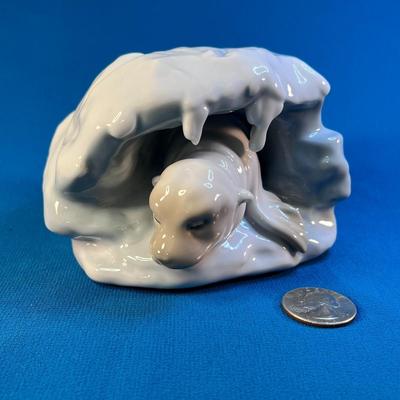 LLADRO â€œA SNOWY HAVENâ€ SEAL IN SNOW CAVE FIGURE