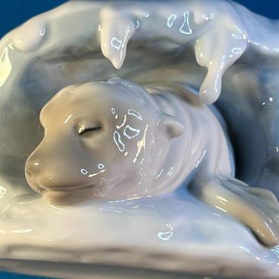 LLADRO â€œA SNOWY HAVENâ€ SEAL IN SNOW CAVE FIGURE
