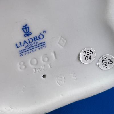 LLADRO â€œA SNOWY HAVENâ€ SEAL IN SNOW CAVE FIGURE