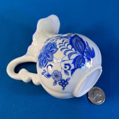 SWEET BLUE AND WHITE SCALLOPED EDGE CERAMIC CREAMER