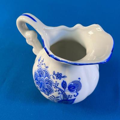 SWEET BLUE AND WHITE SCALLOPED EDGE CERAMIC CREAMER