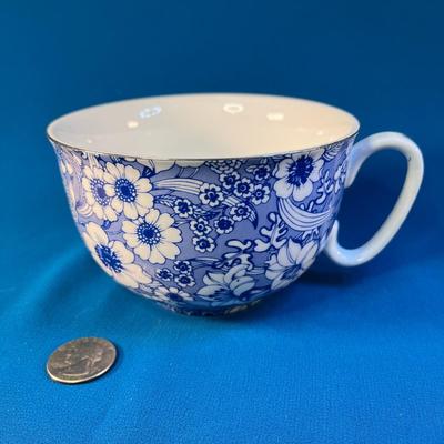 PRETTY OVERSIZED TEA CUP/COFFEE CUP BLUE & WHITE FLORAL