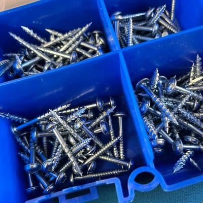 POCKET-HOLE SCREW STARTER KIT IN STURDY PLASTIC CONTAINER