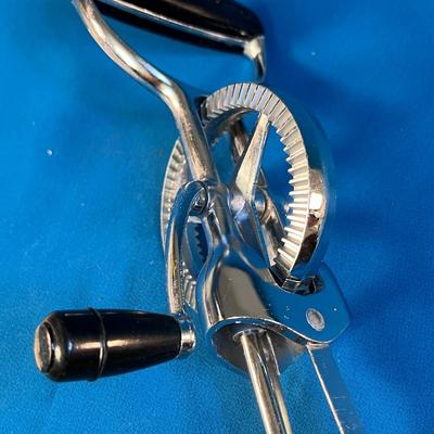 EKCO HEAVY DUTY HAND CRANK EGG BEATER