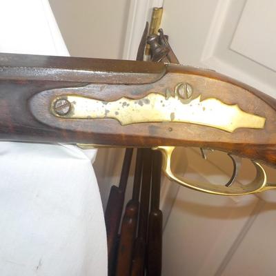 Kentucky Flintlock special'. est. $300 to $700.