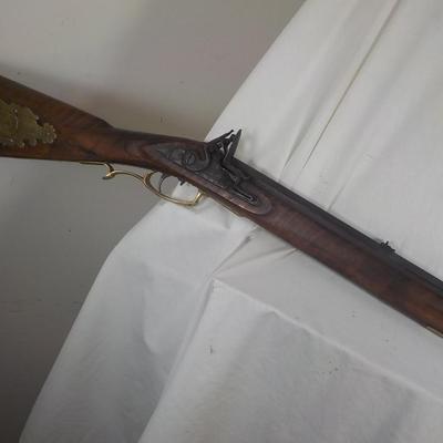 Kentucky Flintlock special'. est. $300 to $700.
