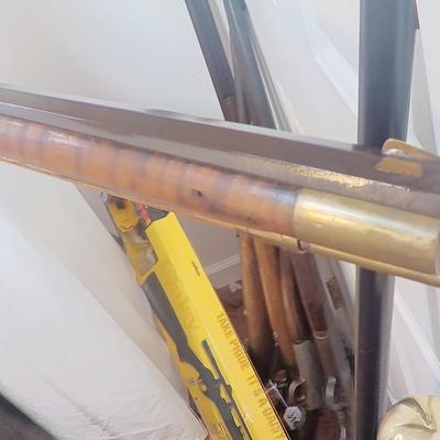 Kentucky Flintlock special'. est. $300 to $700.
