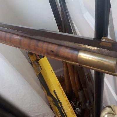 Kentucky Flintlock special'. est. $300 to $700.