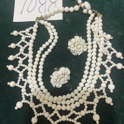 Beautiful Necklace w/clip Earrings