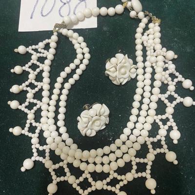 Beautiful Necklace w/clip Earrings