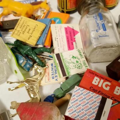 LOT 93 LARGE LOT OF VINTAGE SMALL ITEMS