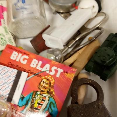 LOT 93 LARGE LOT OF VINTAGE SMALL ITEMS