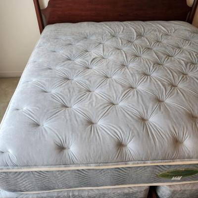 Simmons Beautyrest Dreamwell King Size Mattress and Box Springs