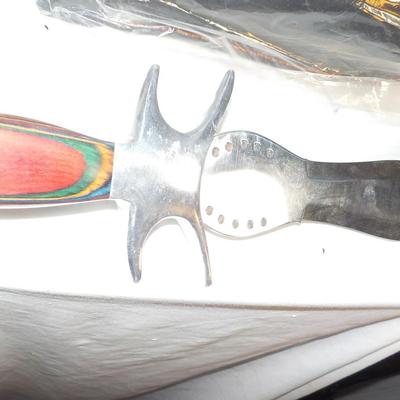 Medieval Hornet Bowie Knife 17 in with sheath. / est $25 to $75.