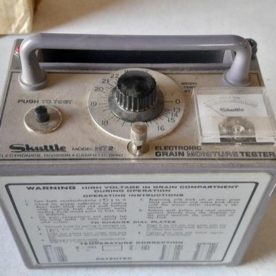 The Skuttle MT2 Electronic portable Grain moisture tester with instruction book