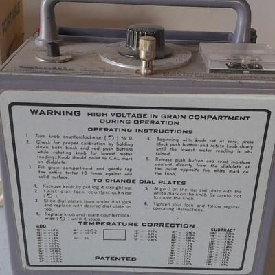 The Skuttle MT2 Electronic portable Grain moisture tester with instruction book