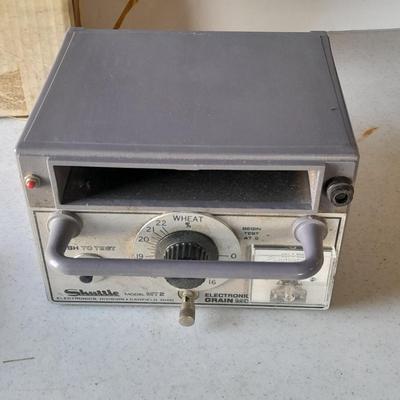 The Skuttle MT2 Electronic portable Grain moisture tester with instruction book