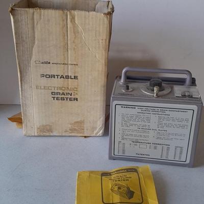 The Skuttle MT2 Electronic portable Grain moisture tester with instruction book