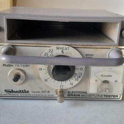 The Skuttle MT2 Electronic portable Grain moisture tester with instruction book