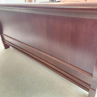 Drexel Heritage Wood Queen Size Sleigh Bed
