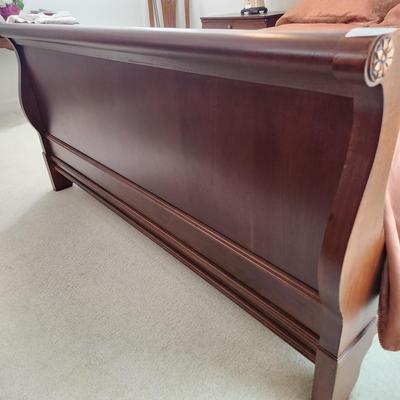 Drexel Heritage Wood Queen Size Sleigh Bed