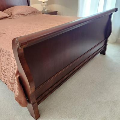 Drexel Heritage Wood Queen Size Sleigh Bed