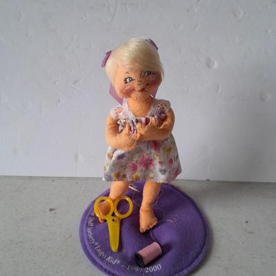 Annalee collectible doll, Annalee doll society Logo kid 1999-2000