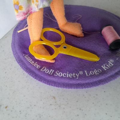 Annalee collectible doll, Annalee doll society Logo kid 1999-2000