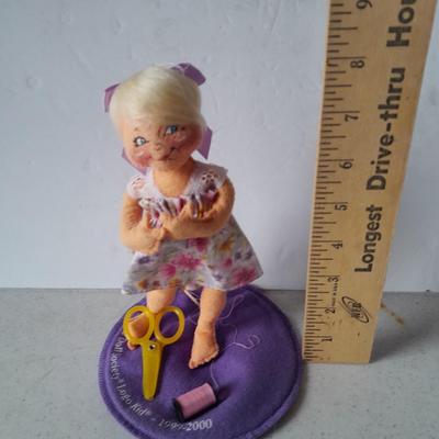 Annalee collectible doll, Annalee doll society Logo kid 1999-2000