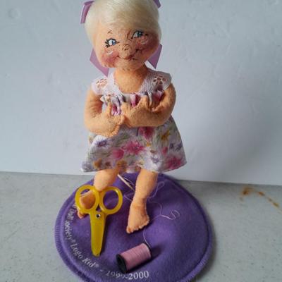 Annalee collectible doll, Annalee doll society Logo kid 1999-2000