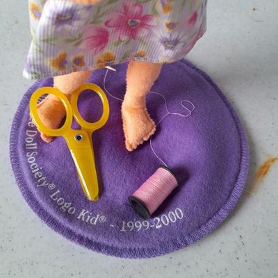 Annalee collectible doll, Annalee doll society Logo kid 1999-2000