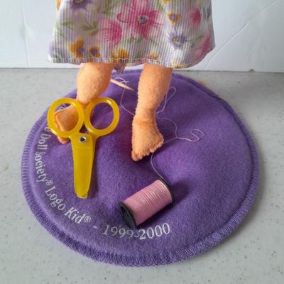 Annalee collectible doll, Annalee doll society Logo kid 1999-2000