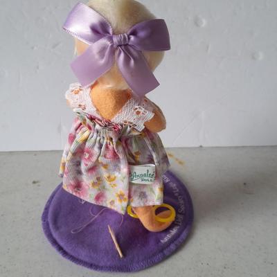 Annalee collectible doll, Annalee doll society Logo kid 1999-2000