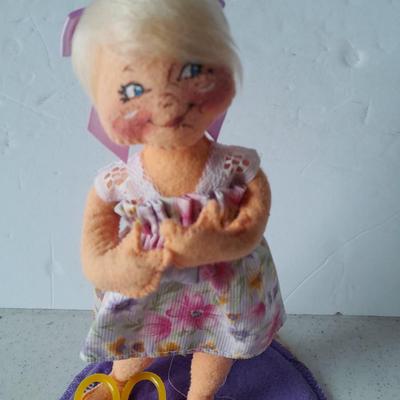 Annalee collectible doll, Annalee doll society Logo kid 1999-2000