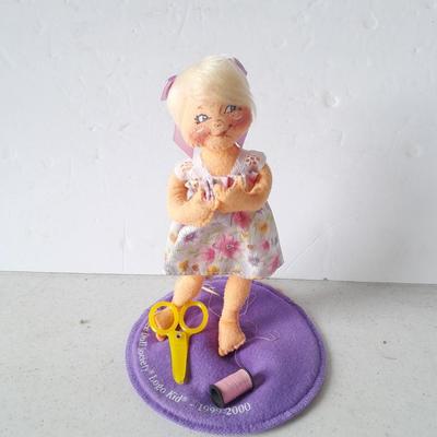 Annalee collectible doll, Annalee doll society Logo kid 1999-2000
