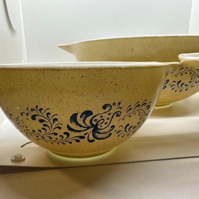 Set of 3 Pyrex Mixing Bowls