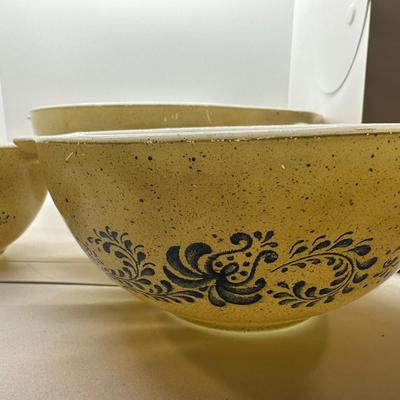 Set of 3 Pyrex Mixing Bowls