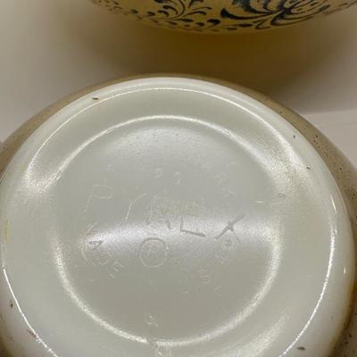 Set of 3 Pyrex Mixing Bowls