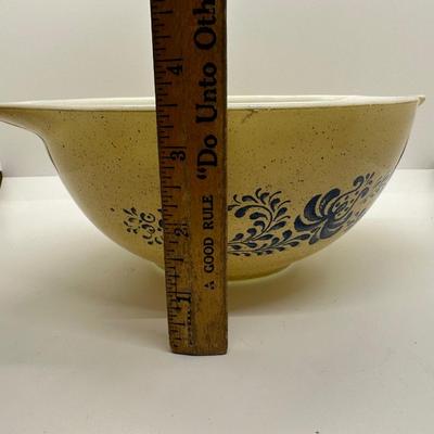 Set of 3 Pyrex Mixing Bowls