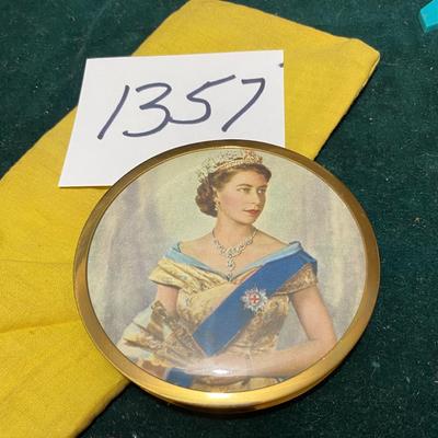 Vintage Queen Elizabeth Compact