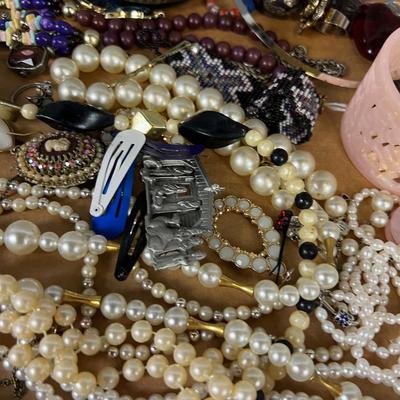 Costume Jewelry Lot: Pearls and Beaded items