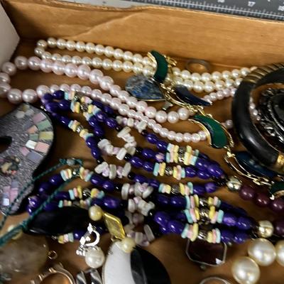 Costume Jewelry Lot: Pearls and Beaded items